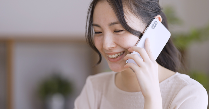 電話をしている女性の写真